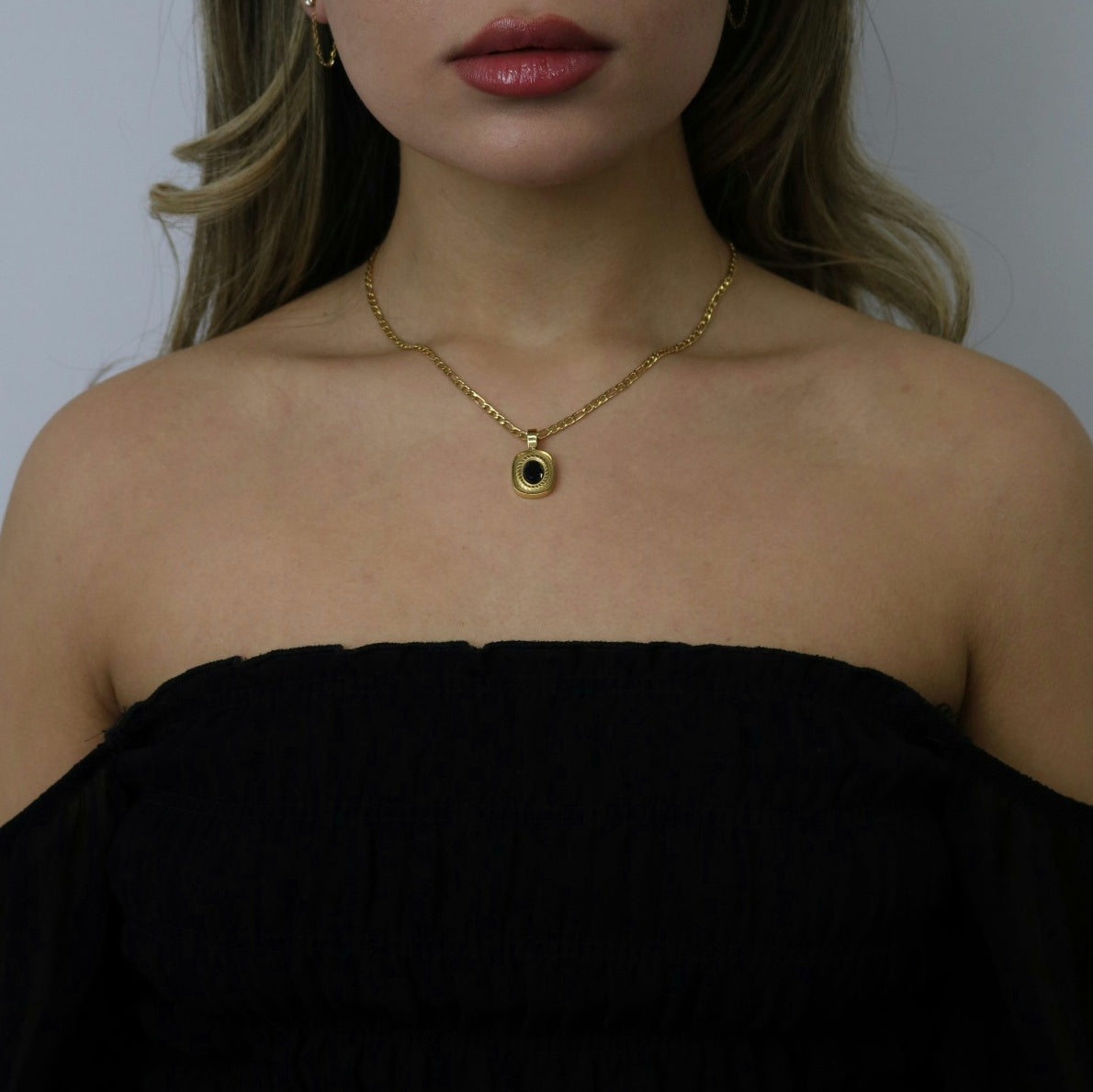 Narcisse Black Oval Pendant Necklace - Cerise Jewelry